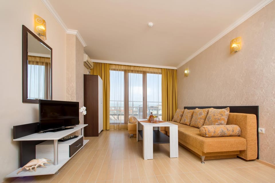 Communal lounge/ TV room, TV and multimedia, Living room, Seating area
