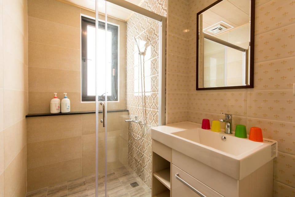 Shower, Toilet