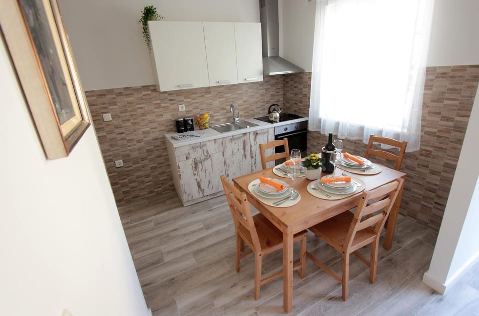 Coffee/tea facilities, Kitchen or kitchenette, Dining area