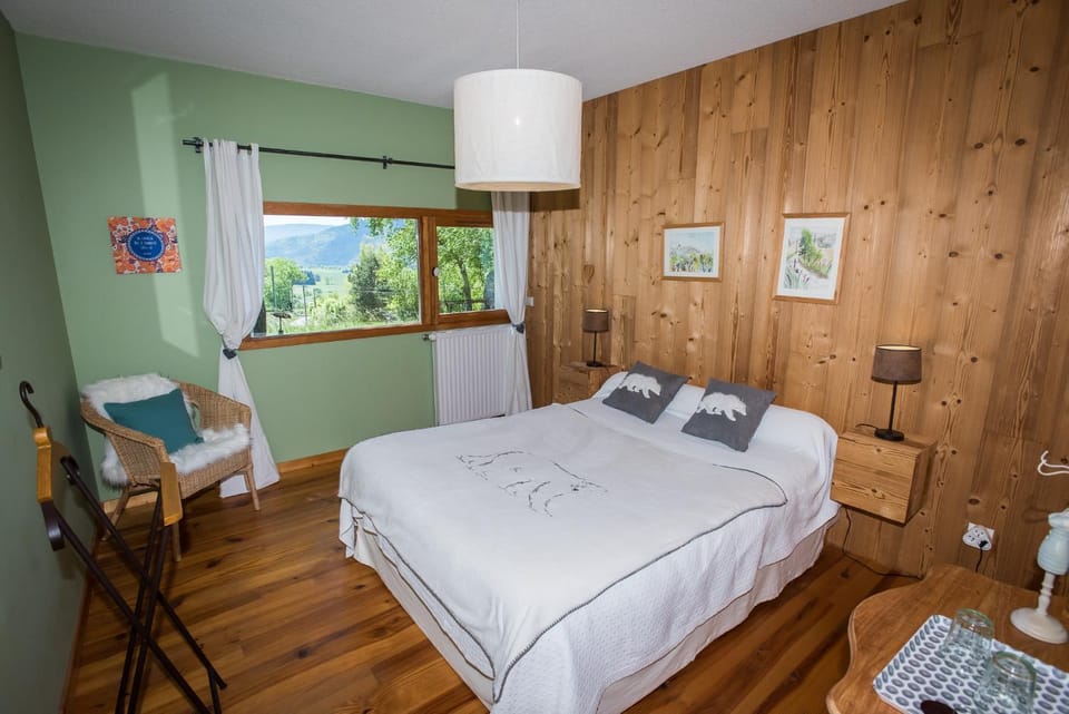 Bed, Bedroom, Mountain view