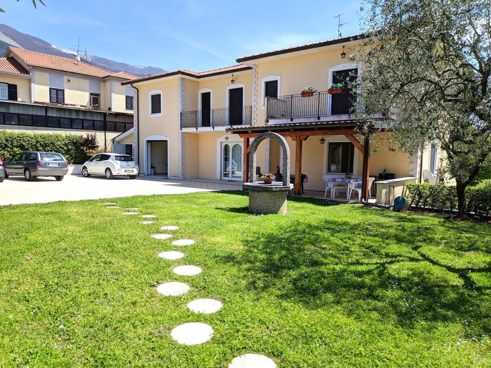 Property building, Patio, Facade/entrance, Day, Garden, Garden view, Parking