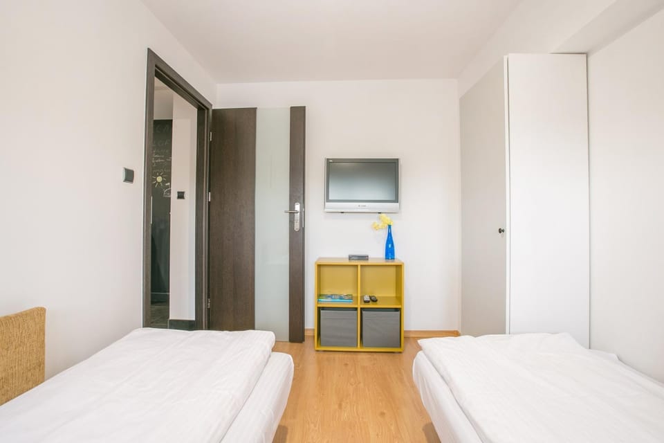 Bed, TV and multimedia, Photo of the whole room, Bedroom, hair dresser, wardrobe
