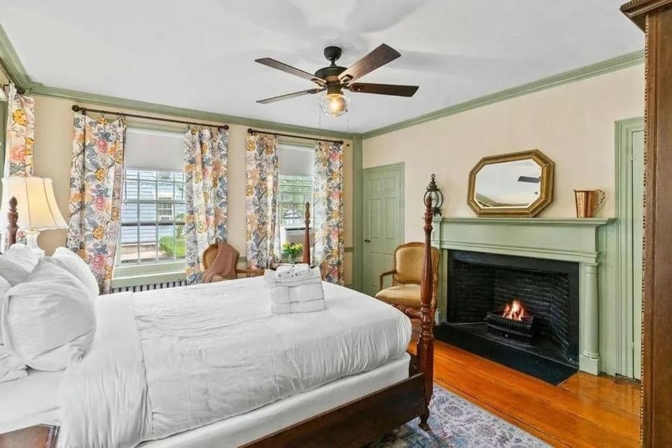 Bed, Bedroom, fireplace