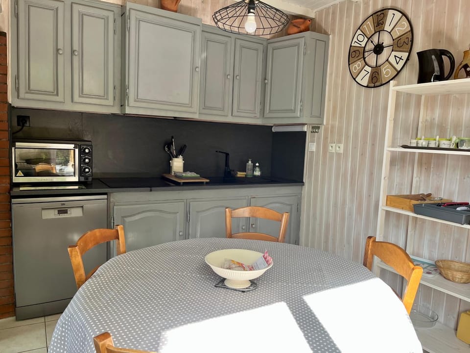 Coffee/tea facilities, Kitchen or kitchenette, Dining area, pet friendly, stove