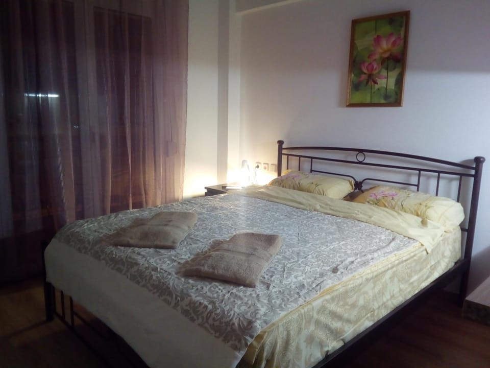 Bed, Photo of the whole room, Decorative detail, On site