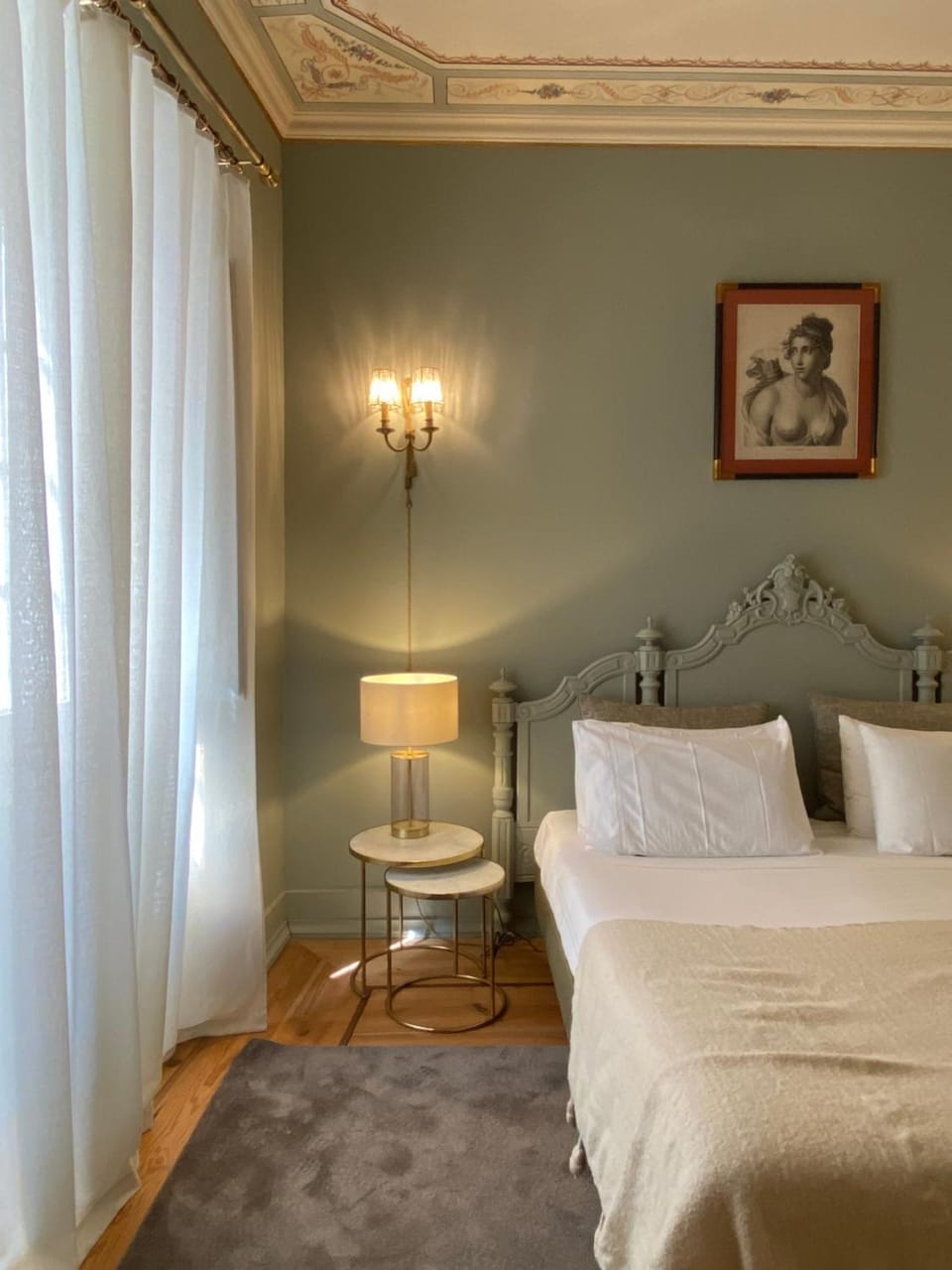 Bed, Photo of the whole room, Decorative detail, Decorative detail, Bedroom