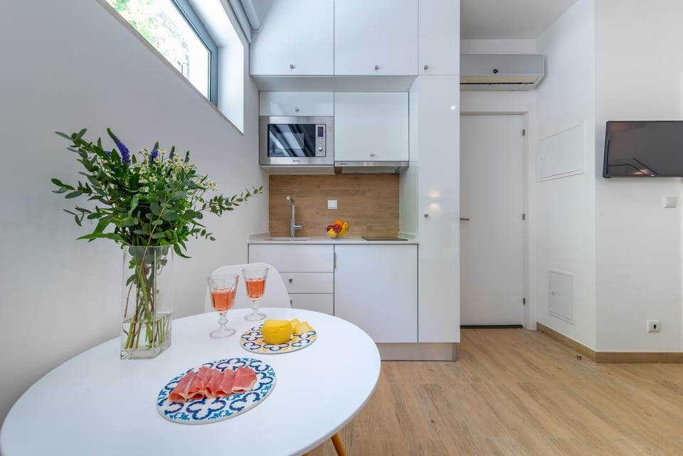 TV and multimedia, Kitchen or kitchenette, Dining area, minibar, oven, stove, air conditioner