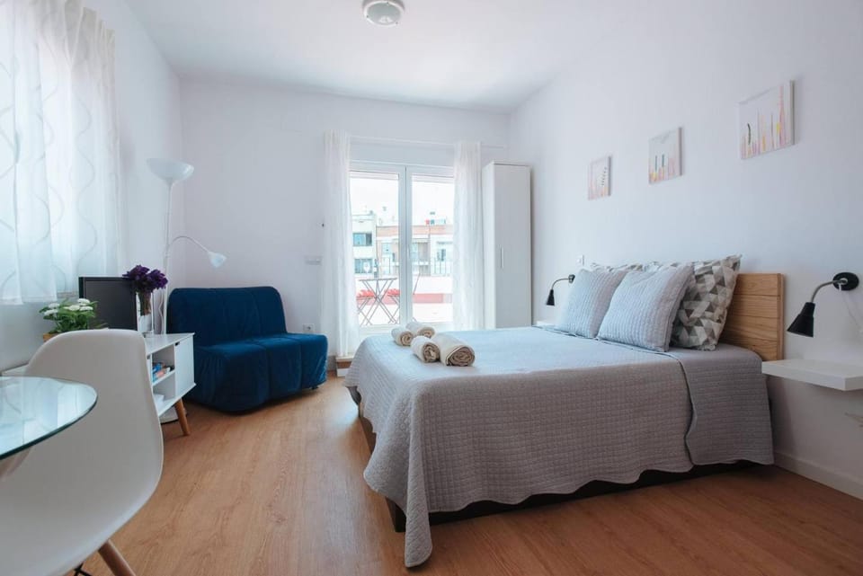 Bed, TV and multimedia, Balcony/Terrace, Photo of the whole room, Bedroom