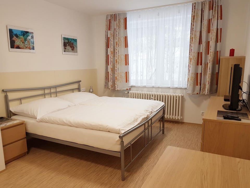 Bed, Photo of the whole room, Decorative detail, Bedroom