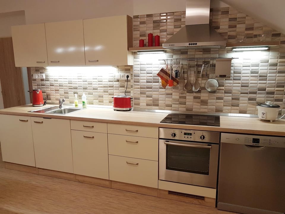 Coffee/tea facilities, Kitchen or kitchenette, Photo of the whole room, Decorative detail