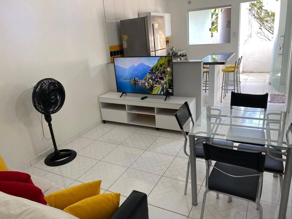 Communal lounge/ TV room, TV and multimedia, Kitchen or kitchenette, Living room, Dining area, minibar, oven, stove