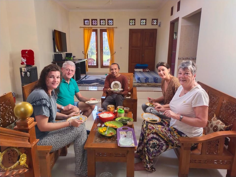 Living room, Food and drinks, Seating area, Dining area, group of guests, Family