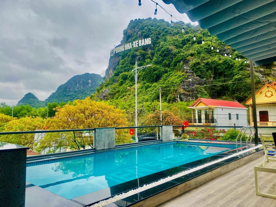 Property building, Spring, Day, Natural landscape, Garden, Garden view, Mountain view, Pool view, Swimming pool, Swimming pool, sunbed