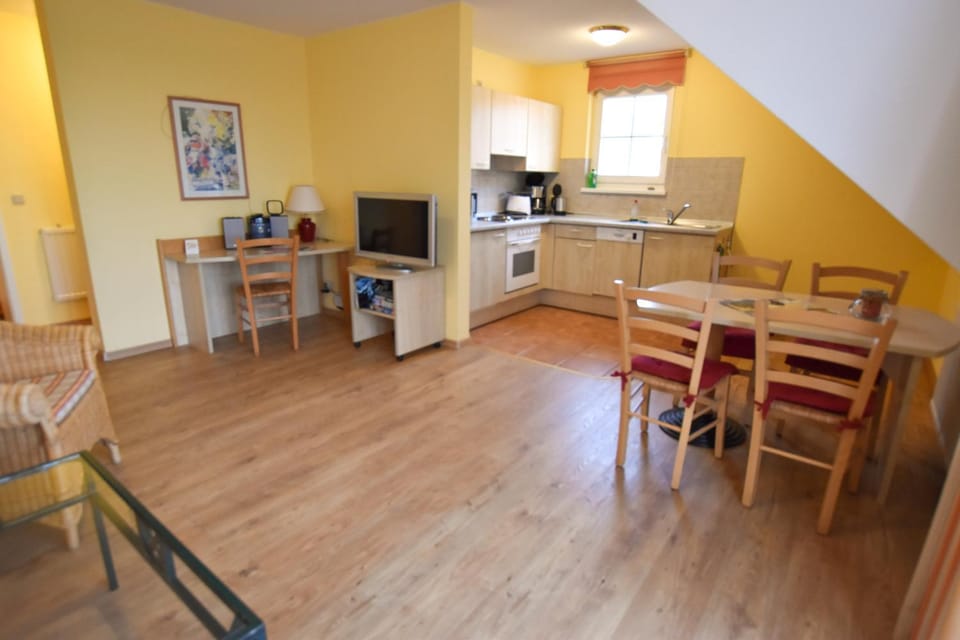 Kitchen or kitchenette, Seating area