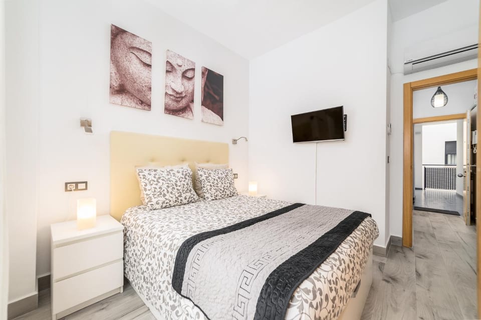 Photo of the whole room, Bedroom