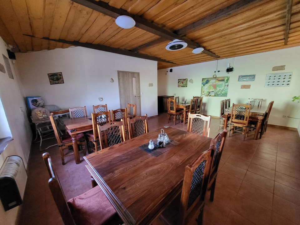 Restaurant/places to eat, Seating area
