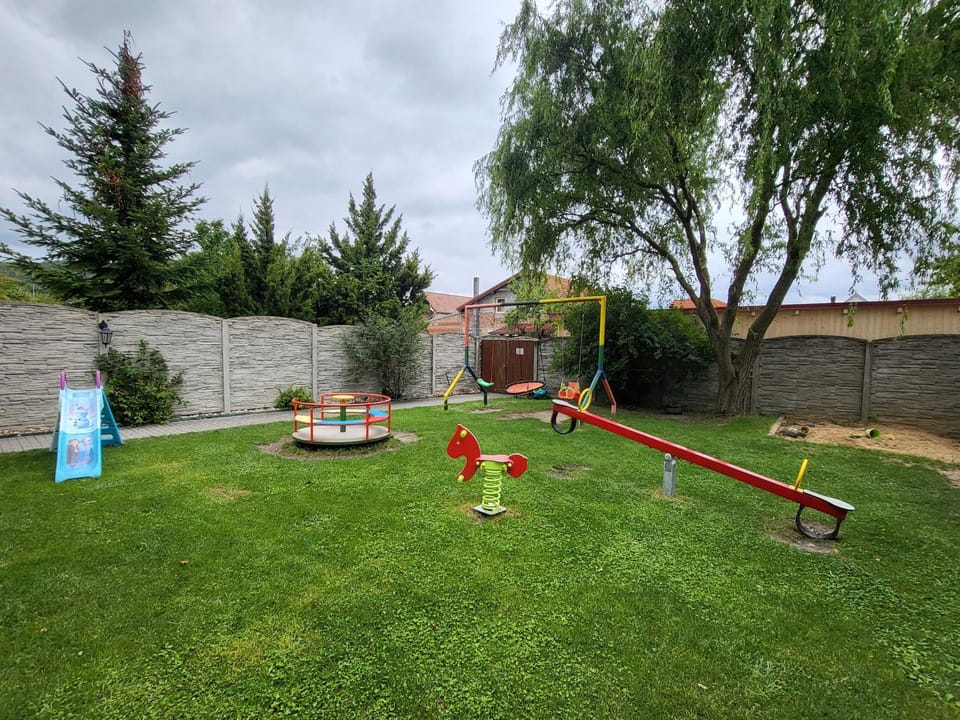 Restaurant/places to eat, Children play ground