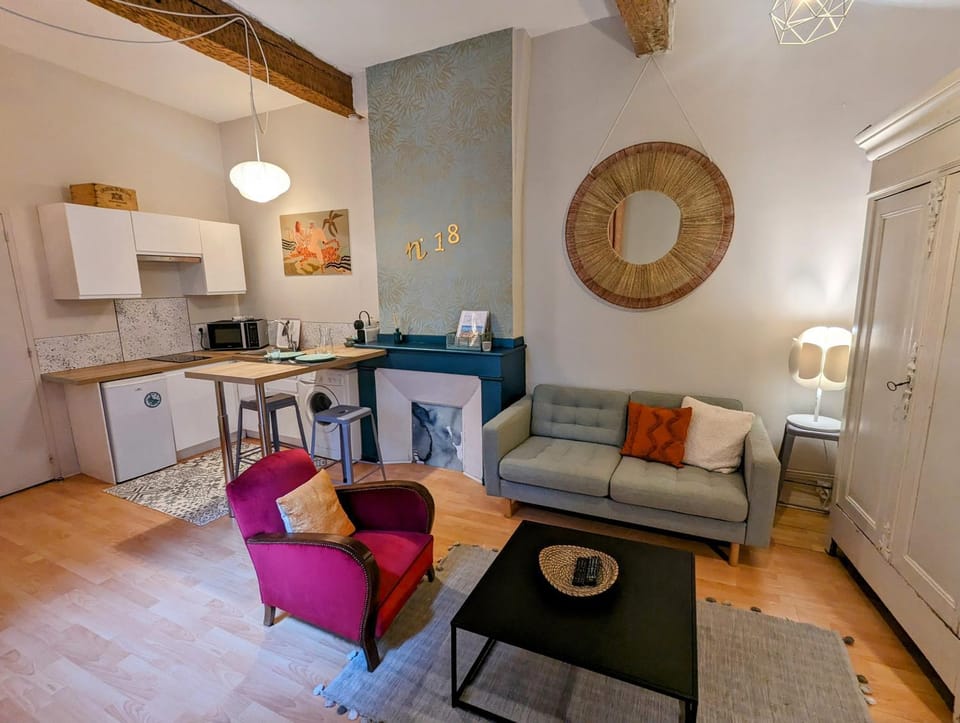 Kitchen or kitchenette, Living room, Seating area, Dining area, minibar, stove