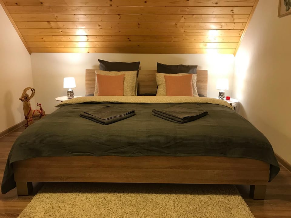 Photo of the whole room, Decorative detail
