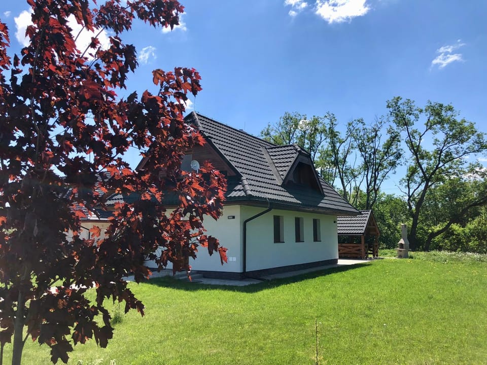 Nearby landmark, Facade/entrance, Off site, Natural landscape, Garden, Golfcourse, Golfcourse, Skiing, Skiing, Balcony/Terrace, Hiking, Hiking, Cycling, Cycling, Garden view, Mountain view, Sports, Time of day