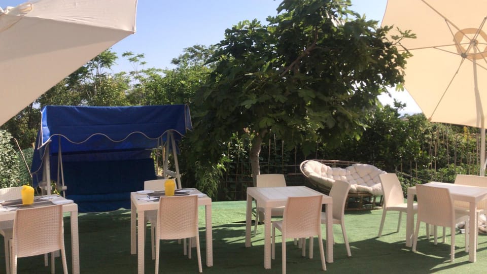 Restaurant/places to eat, Lounge or bar