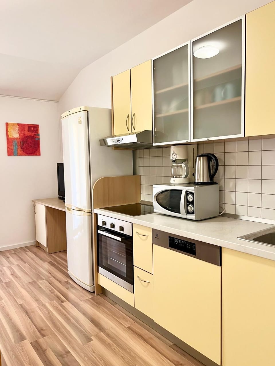 Coffee/tea facilities, Kitchen or kitchenette, dishwasher, stove