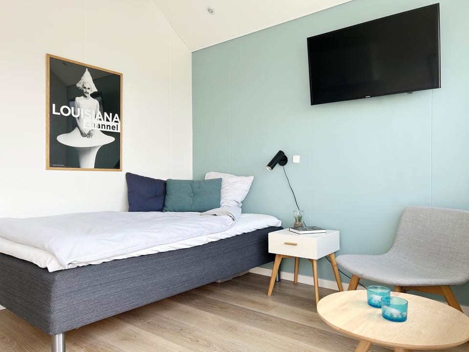 Bed, TV and multimedia, Living room, Seating area, Bedroom