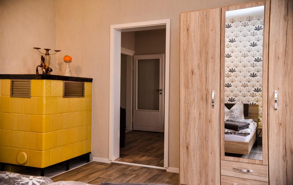 Photo of the whole room, Bedroom, wardrobe