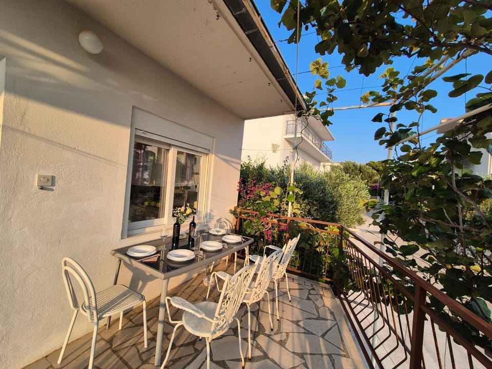 Property building, Patio, Balcony/Terrace, Seating area