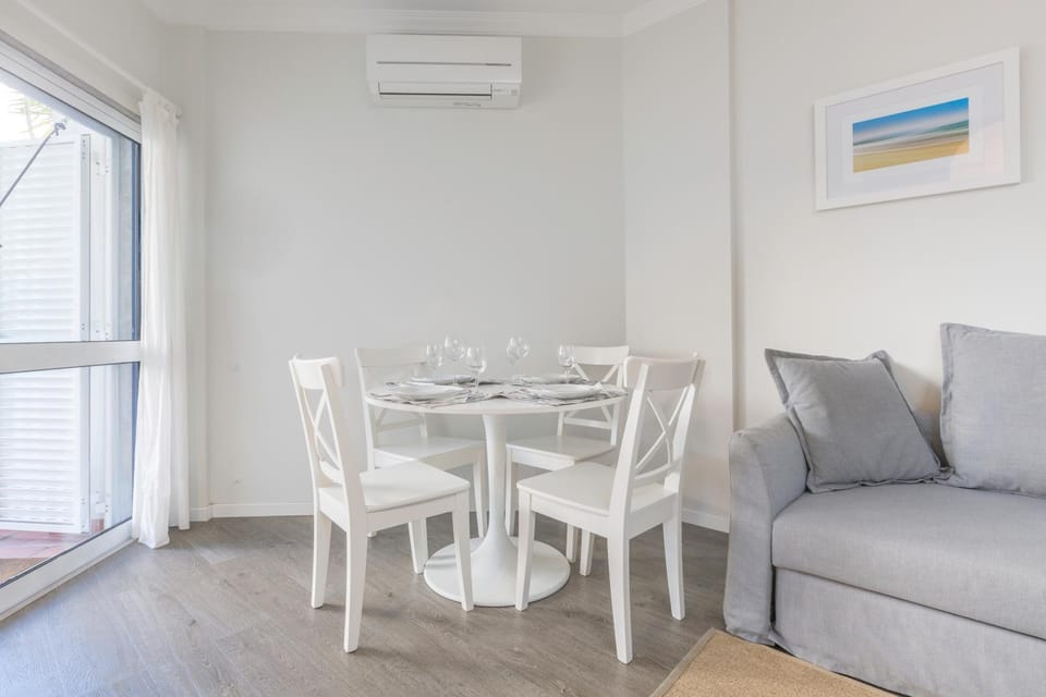 TV and multimedia, Balcony/Terrace, Living room, Seating area, Dining area