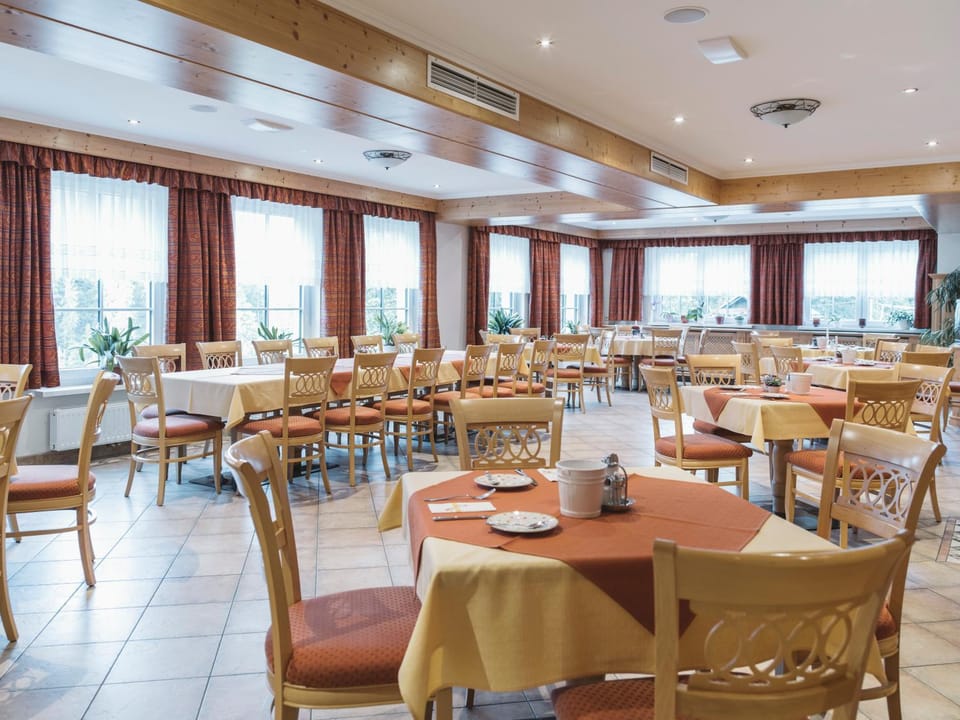 Restaurant/places to eat, Breakfast, Buffet breakfast