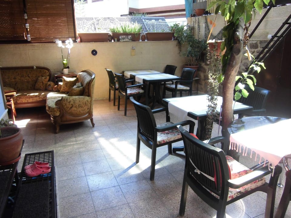 Garden, Banquet/Function facilities, Seating area, Dining area, Garden view