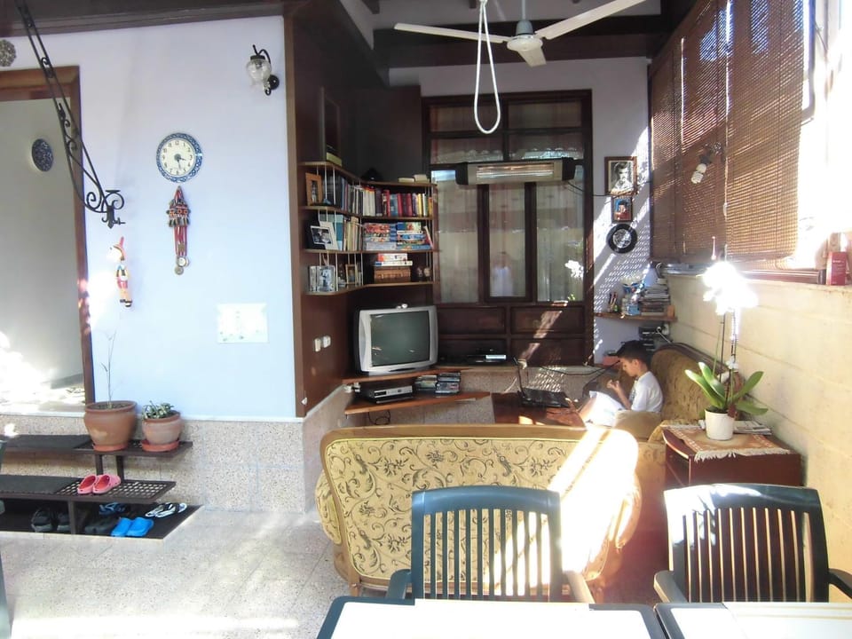 Communal lounge/ TV room, Garden, Seating area