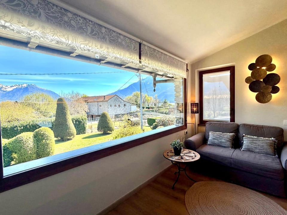 Living room, Garden view, Lake view