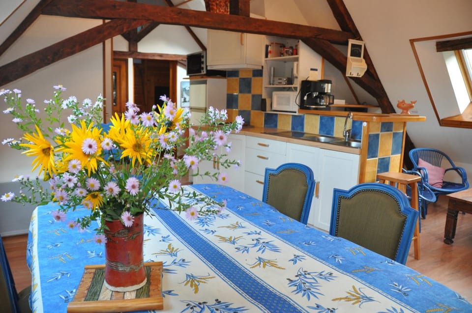 Kitchen or kitchenette, Decorative detail, Dining area