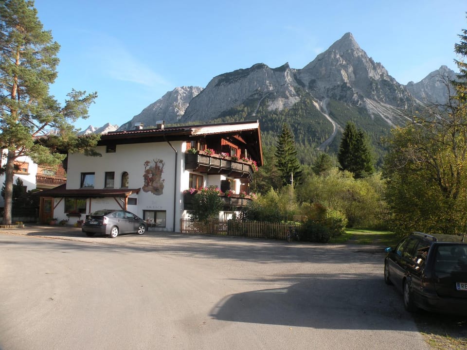 Property building, Facade/entrance, Natural landscape, Parking