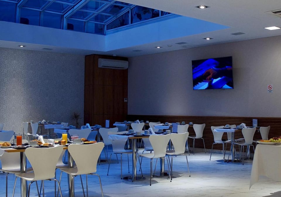Restaurant/places to eat, Communal lounge/ TV room
