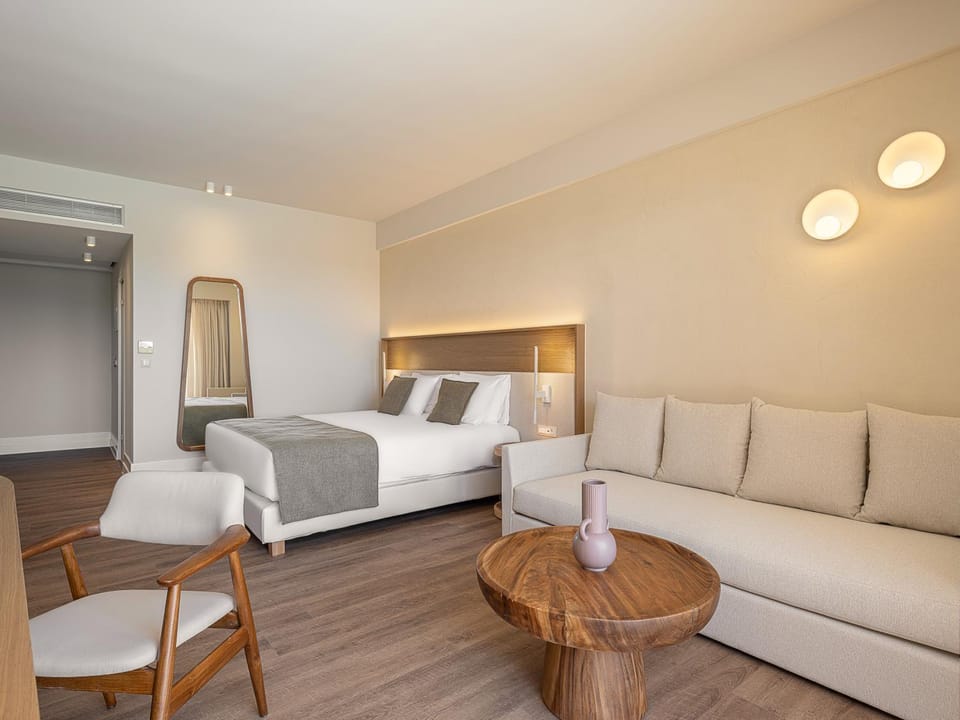 Bed, Photo of the whole room, Seating area