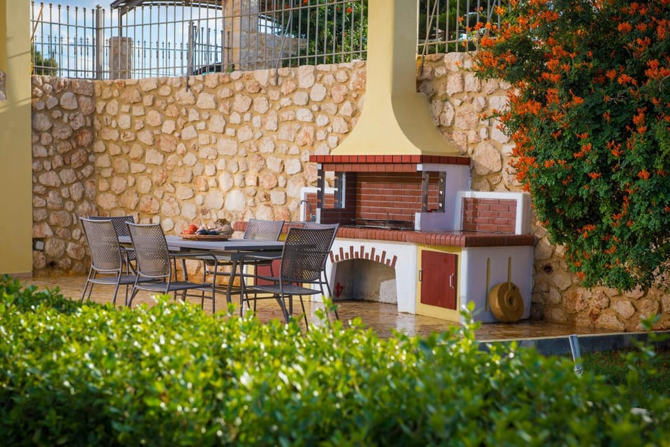 Day, BBQ facilities, Garden, Seating area, Dining area, Swimming pool, Swimming pool