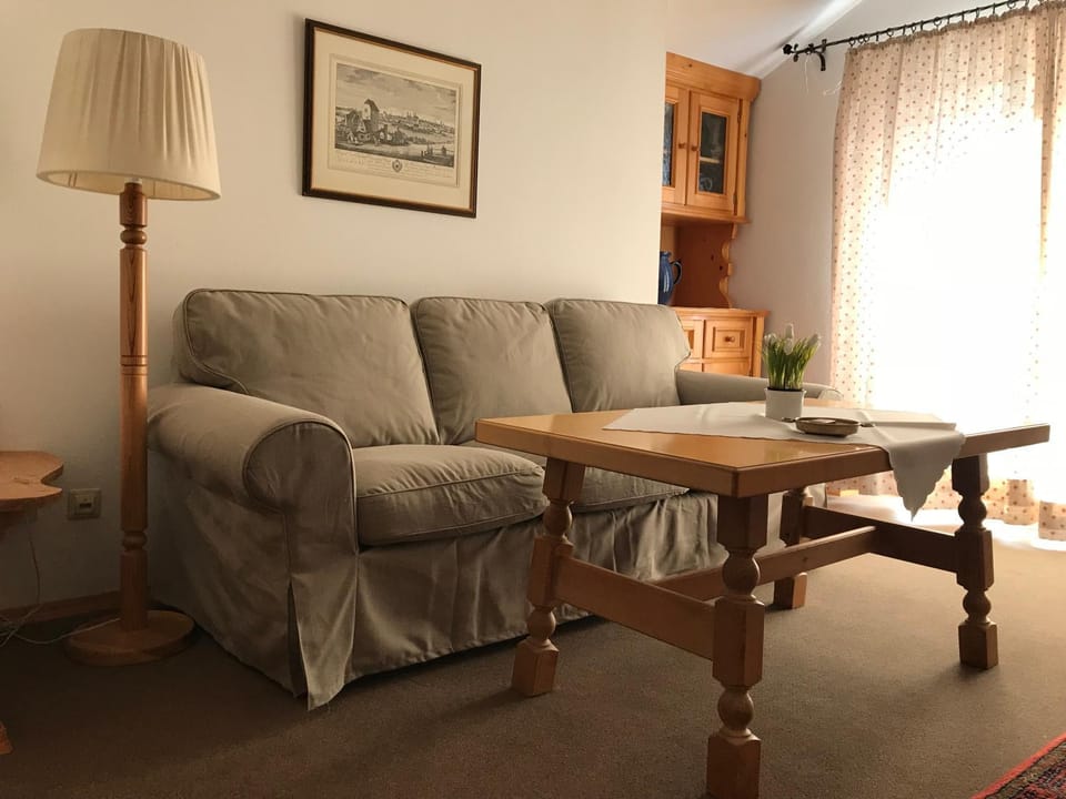Photo of the whole room, Decorative detail, Decorative detail