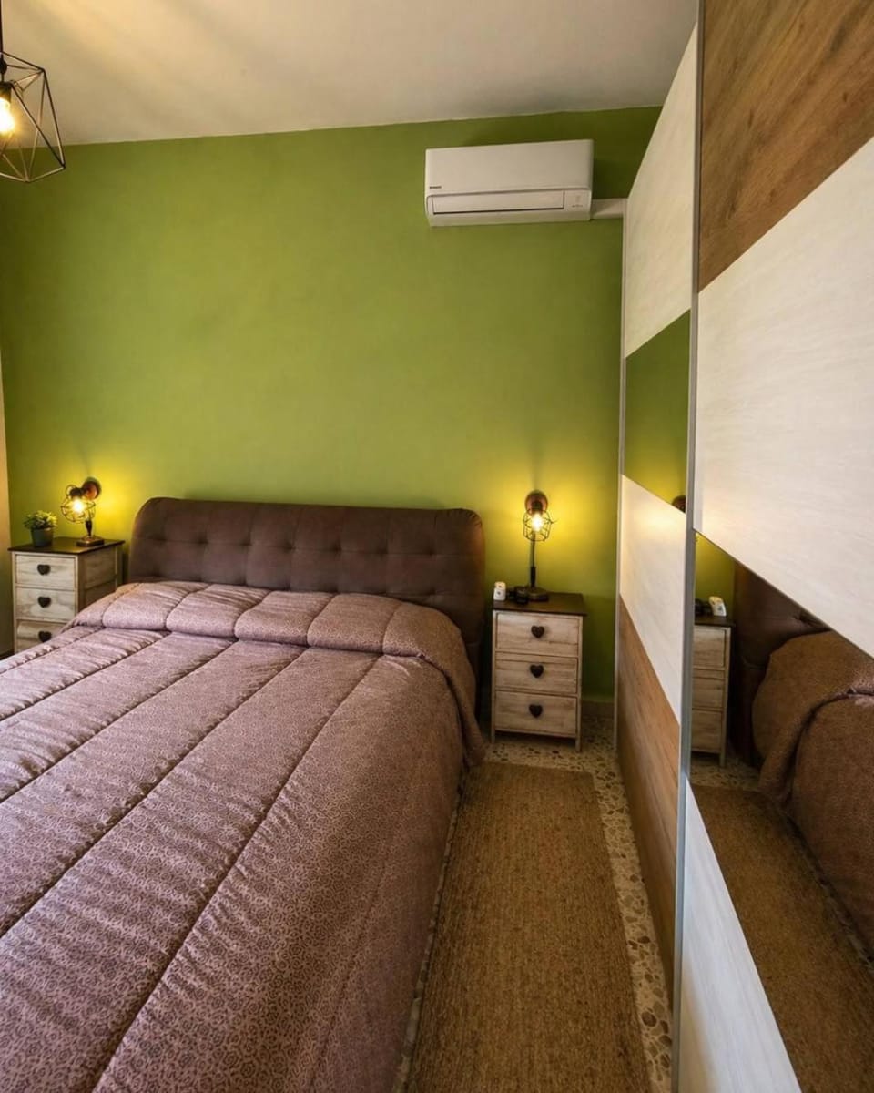 Bed, Photo of the whole room, air conditioner