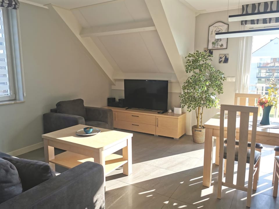 TV and multimedia, Living room, Seating area, Dining area, internet