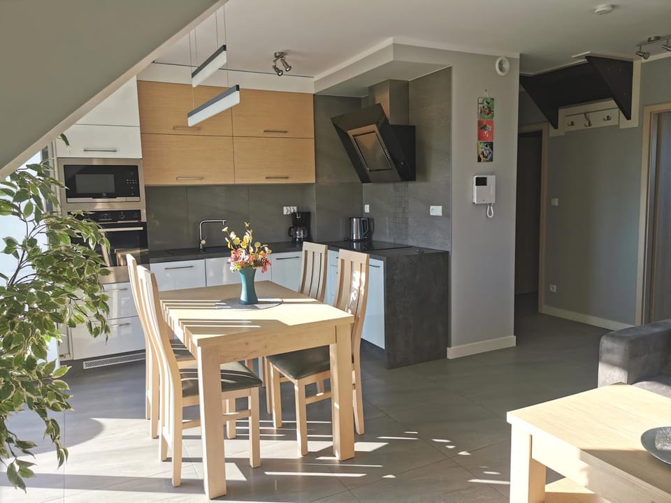 Coffee/tea facilities, Kitchen or kitchenette, Dining area, oven, stove