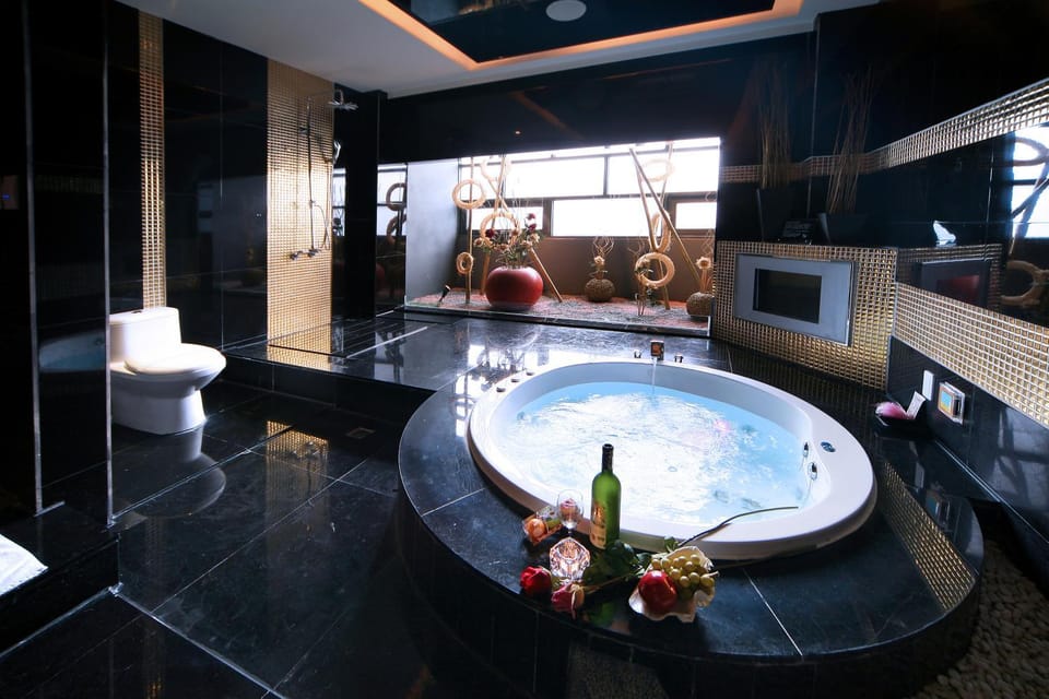 Hot Tub, Bathroom