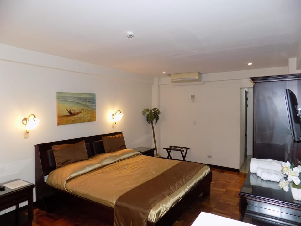 Bed, Seating area, air conditioner