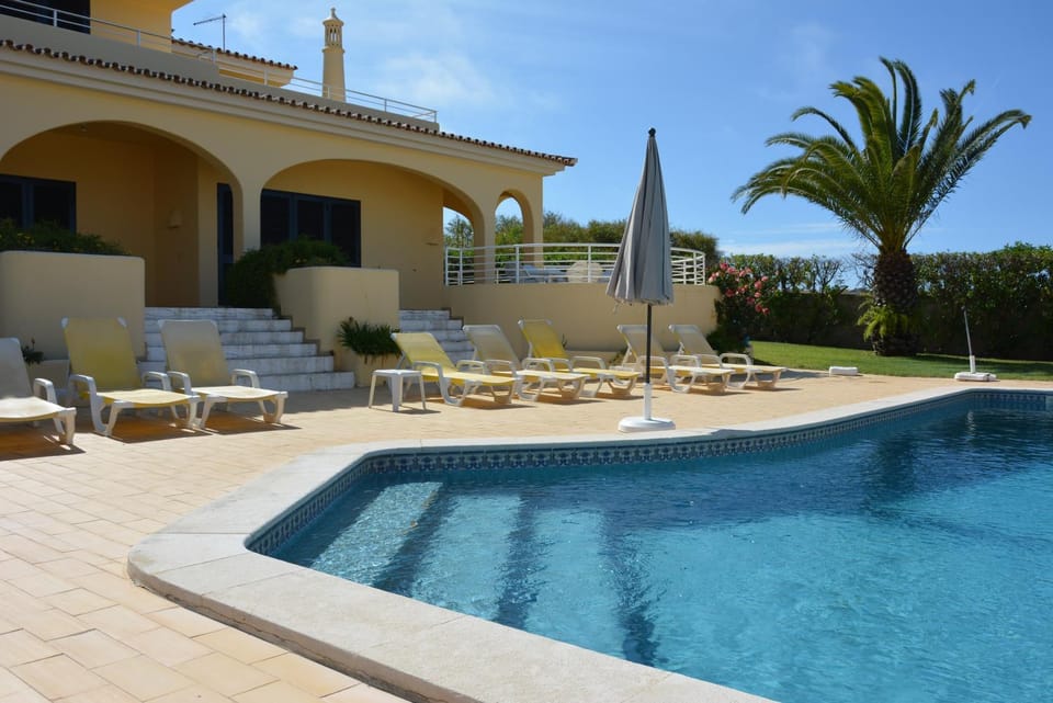 Villa Paraiso - 4 Bedrooms and pool Villa in Guia