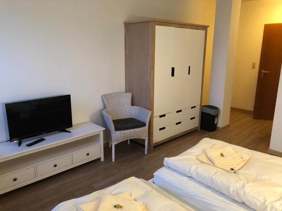 TV and multimedia, Photo of the whole room, Bedroom