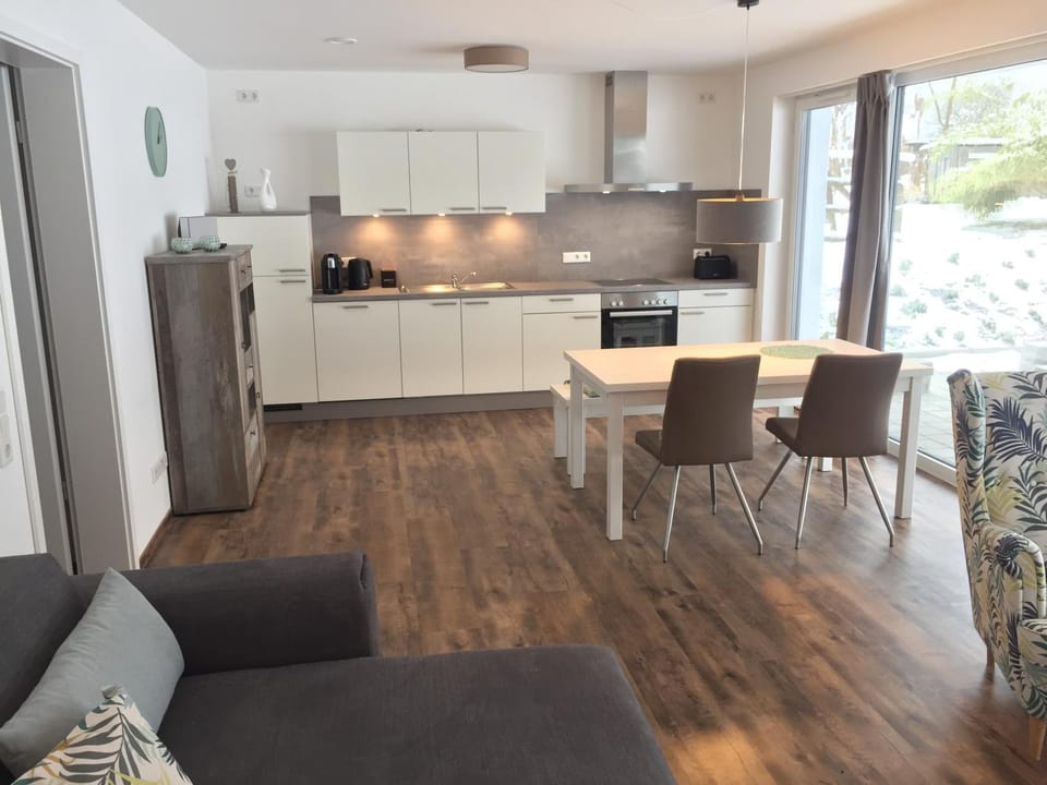 Kitchen or kitchenette, Photo of the whole room, Dining area