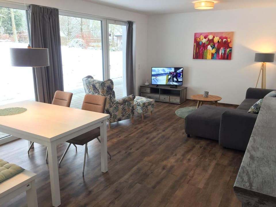 TV and multimedia, Living room, Photo of the whole room, Seating area, Dining area