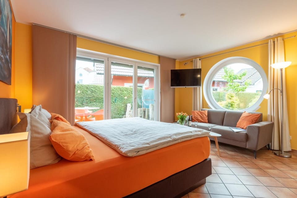 Photo of the whole room, Garden view